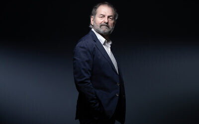 L’homme d’affaires français Denis Olivennes pose lors d’une séance photo à Paris, le 25 mars 2022. (Photo de JOEL SAGET / AFP)