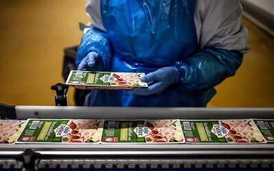 Un employé travaille à l'usine de charcuterie halal Isla Delice à Saint-André-sur-Vieux-Jonc, dans l'est de la France, le 7 avril 2022. Le mois de Ramadan, mois de jeûne, de prière et de partage pour les musulmans, a débuté le 2 avril 2022 en France. (Photo : JEFF PACHOUD / AFP)