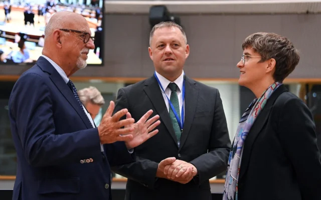 Le secrétaire d'État irlandais aux Affaires européennes, Thomas Byrne, au centre, s'entretient avec son homologue suédois Hans Dahlgren, à gauche, et son homologue allemande Anna Luehrmann avant la réunion du Conseil des affaires générales (CAG) au siège de l'UE à Bruxelles, en Belgique, le 20 septembre 2022. (Crédit : John THYS / AFP)