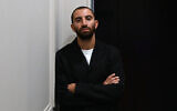 L’écrivain franco-libanais Sabyl Ghoussoub pose avant la remise du prix Goncourt des Lycéens 2022, décerné pour son roman « Beyrouth-sur-Seine », à Paris le 24 novembre 2022. (Photo : Alain JOCARD / AFP)