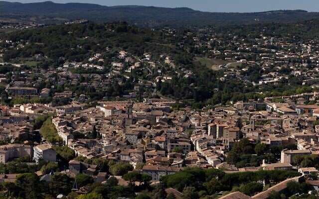 Cette photographie, prise le 24 septembre 2023, offre une vue générale de la ville de Manosque, dans le sud de la France. (Photo : JOEL SAGET / AFP)