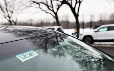 NEW YORK, NEW YORK – 9 FÉVRIER : Un autocollant Uber est visible sur une voiture stationnée dans le quartier de Flatbush à Brooklyn, le 9 février 2021 à New York. (Photo : Michael M. Santiago / GETTY IMAGES NORTH AMERICA / Getty Images via AFP)