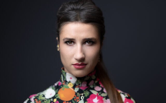 L'humoriste et chanteuse française Marie Benoliel, également connue sous le nom de « Marie s'infiltre », pose lors d'une séance photo à Paris, le 18 mars 2024. (Crédit : JOEL SAGET / AFP)