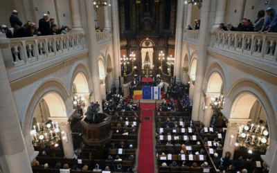Des personnes assistent à la commémoration du premier hommage aux victimes de l’attaque du Hamas contre Israël le 7 octobre 2023, à la Grande Synagogue de Bruxelles, le 7 octobre 2024. (Nicolas TUCAT / AFP)