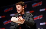 Tony Dokoupil s’exprime sur scène lors du panel GHOSTS au New York Comic Con 2024 au Jacob K. Javits Convention Center, le 19 octobre 2024, à New York. (Crédit : Jason Mendez/Getty Images/ReedPop/AFP)