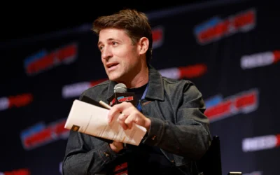 Tony Dokoupil s’exprime sur scène lors du panel GHOSTS au New York Comic Con 2024 au Jacob K. Javits Convention Center, le 19 octobre 2024, à New York. (Crédit : Jason Mendez/Getty Images/ReedPop/AFP)