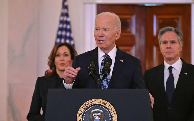 Le président américain Joe Biden (au centre) annonçant qu'un accord de cessez-le-feu et de libération des otages a été conclu entre Israël et le Hamas, entouré de la vice-présidente Kamala Harris (à gauche) et du secrétaire d'État Antony Blinken (à droite), lors d'une conférence de presse le 15 janvier 2025. (Crédit : Roberto Schmidt/AFP) Le président américain Joe Biden (au centre) annonçant qu'un accord de cessez-le-feu et de libération des otages a été conclu entre Israël et le Hamas, entouré de la vice-présidente Kamala Harris (à gauche) et du secrétaire d'État Antony Blinken (à droite), lors d'une conférence de presse le 15 janvier 2025. (Crédit : Roberto Schmidt/AFP)