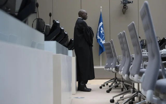 Le procureur adjoint Mame Mandiaye Niang attend la première comparution de l'ancien président philippin Rodrigo Duterte devant la Cour pénale internationale (CPI) pour crimes contre l'humanité liés à sa répression meurtrière contre les stupéfiants, à La Haye, le 14 mars 2025. (Crédit : Peter Dejong / POOL / AFP) Le procureur adjoint Mame Mandiaye Niang attend la première comparution de l'ancien président philippin Rodrigo Duterte devant la Cour pénale internationale (CPI) pour crimes contre l'humanité liés à sa répression meurtrière contre les stupéfiants, à La Haye, le 14 mars 2025. (Crédit : Peter Dejong / POOL / AFP)