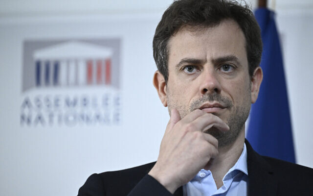 Le député LFI, Paul Vannier, tient une conférence de presse à l'Assemblée nationale à Paris le 2 juillet 2025 pour présenter le rapport de la commission parlementaire sur les violences en milieu scolaire, suite au scandale de l'école Notre-Dame de Bétharram. Cette commission d'enquête a été créée après les révélations sur des décennies d'abus sexuels et physiques à l'école Notre-Dame de Bétharram. (Photo : Julien de Rosa / AFP)