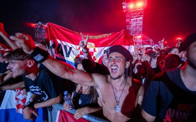 Les fans du chanteur nationaliste croate Marko Perkovic Thompson se rassemblent à l'hippodrome de Zagreb lors d'un concert du chanteur, connu pour ses sympathies envers le régime nazi, allié du pays pendant la Seconde Guerre mondiale, devant une foule estimée à quelque 450 000 personnes, le 5 juillet 2025. (Crédit : Damir Sencar/AFP)