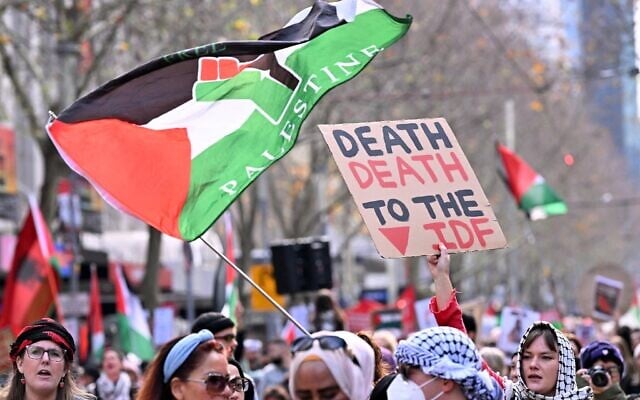 Des manifestants brandissant des pancartes et agitant des drapeaux "palestiniens" lors d'une marche anti-Israël, dans les rues de Melbourne, le 6 juillet 2025. (Crédit : William West/AFP) Des manifestants brandissant des pancartes et agitant des drapeaux "palestiniens" lors d'une marche anti-Israël, dans les rues de Melbourne, le 6 juillet 2025. (Crédit : William West/AFP)