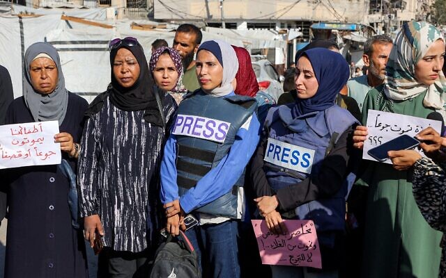 Des manifestants et des journalistes se rassemblent pour protester contre la famine dans le quartier de Rimal, à Gaza, le 19 juillet 2025. (Crédit : Omar AL-QATTAA / AFP)