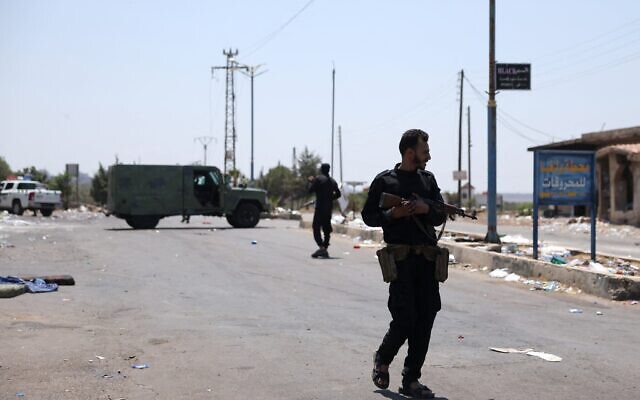 Illustration : les forces de sécurité du gouvernement syrien montent la garde à un poste de contrôle dans le village de Walgha, près de la ville de Soueida, le 21 juillet 2025. (Crédit : Bakr ALkasem / AFP)