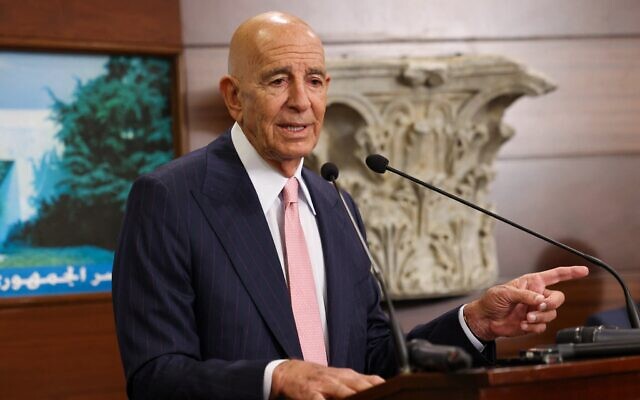 Illustration : L'ambassadeur américain en Turquie et envoyé spécial pour la Syrie, Tom Barrack, s'exprimant lors d'une conférence de presse conjointe à l'issue de sa rencontre avec le président libanais, au palais présidentiel de Baabda, le 18 août 2025. (Crédit : Anwar Amro/AFP) Illustration : L'ambassadeur américain en Turquie et envoyé spécial pour la Syrie, Tom Barrack, s'exprimant lors d'une conférence de presse conjointe à l'issue de sa rencontre avec le président libanais, au palais présidentiel de Baabda, le 18 août 2025. (Crédit : Anwar Amro/AFP)