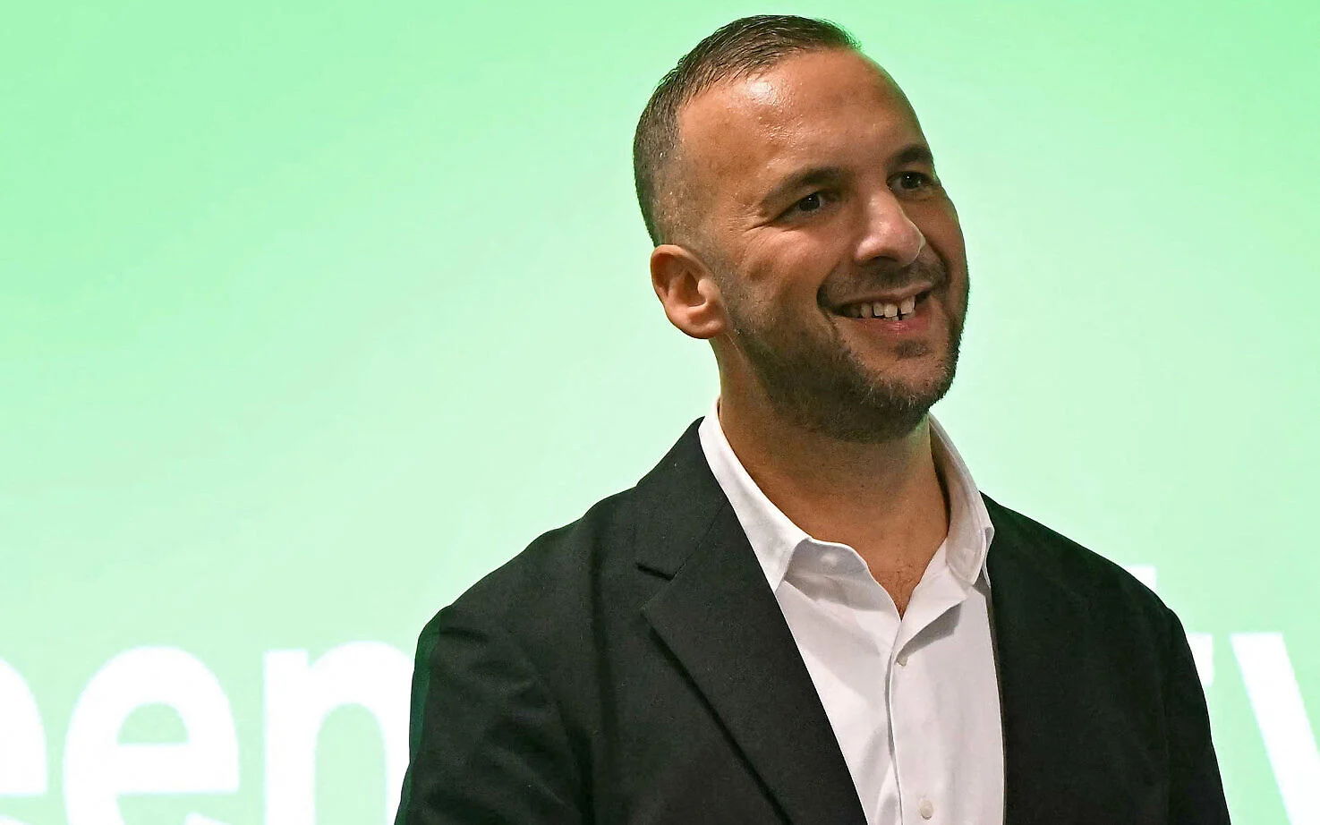 Le leader britannique du Parti Vert, Zack Polanski, dans le centre de Londres, le 2 septembre 2025. (Crédit : JUSTIN TALLIS / AFP) Le leader britannique du Parti Vert, Zack Polanski, dans le centre de Londres, le 2 septembre 2025. (Crédit : JUSTIN TALLIS / AFP)