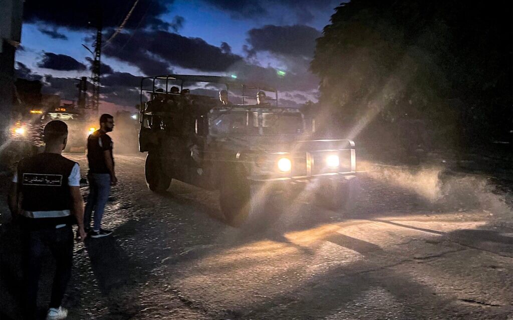 Un véhicule de l'armée libanaise circule dans le camp d'Ain al-Hilweh, dans la ville de Sidon, au sud du Liban, le 13 septembre 2025, alors que des groupes armés palestiniens remettent leurs armes aux autorités libanaises. (Crédit : MAHMOUD ZAYYAT / AFP)