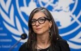 La rapporteuse spéciale des Nations unies dans les territoires palestiniens, Francesca Albanese, s’exprimant lors d’une conférence de presse, à Genève, le 15 septembre 2025. (Crédit : Fabrice Cofrini/AFP)