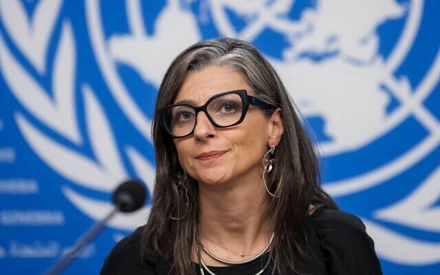 La rapporteuse spéciale des Nations unies dans les territoires palestiniens, Francesca Albanese, s’exprimant lors d’une conférence de presse, à Genève, le 15 septembre 2025. (Crédit : Fabrice Cofrini/AFP)