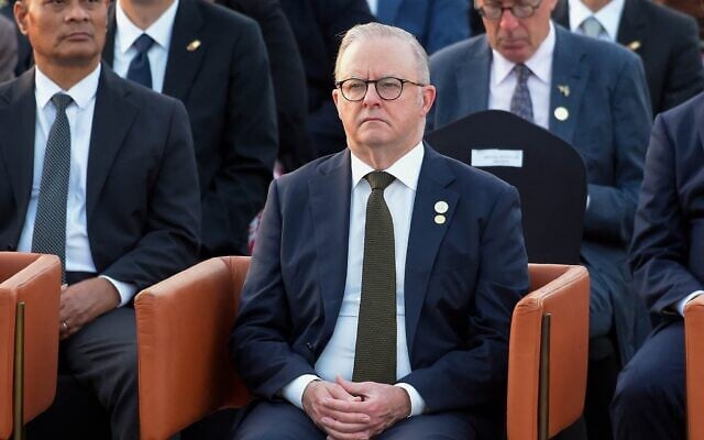 Le Premier ministre australien Anthony Albanese assistant à une cérémonie de lever du drapeau marquant le 50ᵉ anniversaire de l'indépendance de la Papouasie-Nouvelle-Guinée, à Port Moresby, le 16 septembre 2025. (Crédit : Andrew Kutan/AFP)