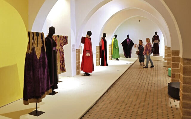 L'exposition « Le caftan d'hier, la vision d'aujourd'hui » de Fadila El Gadi, au Musée national de la bijouterie des Oudayas à Rabat, qui présente d'anciens caftans, témoins du savoir-faire artisanal marocain, aux côtés des créations contemporaines de la designer. (Crédit : Abdel Majid BZIOUAT / AFP) L'exposition « Le caftan d'hier, la vision d'aujourd'hui » de Fadila El Gadi, au Musée national de la bijouterie des Oudayas à Rabat, qui présente d'anciens caftans, témoins du savoir-faire artisanal marocain, aux côtés des créations contemporaines de la designer. (Crédit : Abdel Majid BZIOUAT / AFP)