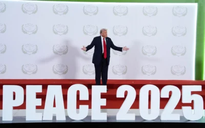 Le président Donald Trump lors du Sommet international pour la paix à Gaza, à Charm el-Cheikh, en Égypte, le 13 octobre 2025. (Crédit : Evan Vucci / POOL / AFP)