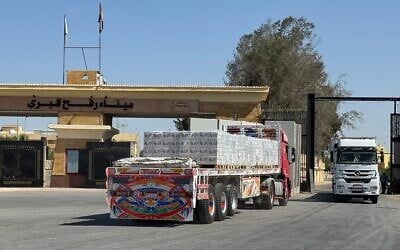 Un camion chargé d'aide humanitaire attendant de passer du côté égyptien de Rafah pour se rendre au poste-frontière de Kerem Shalom dans la bande de Gaza, le 20 octobre 2025. (Crédit : AFP)