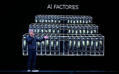 Le PDG de Nvidia, Jensen Huang, s'exprime lors du Live Keynote Pregame pendant la Nvidia GTC (GPU Technology Conference) à Washington, DC, le 28 octobre 2025. (Crédit : Jim WATSON / AFP)