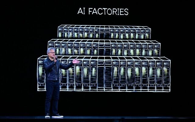 Le PDG de Nvidia, Jensen Huang, s'exprimant lors du Live Keynote Pregame pendant la Nvidia GTC (GPU Technology Conference), à Washington, le 28 octobre 2025. (Crédit : Jim Watson/AFP)