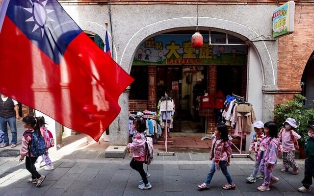 Des drapeaux taïwanais, dans les rues de Kinmen, le 29 octobre 2025. (Crédit : I-Hwa Cheng/AFP)