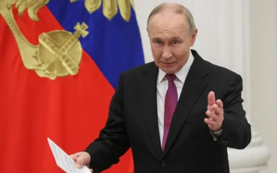 Illustration : Le président russe Vladimir Poutine arrivant pour une cérémonie de remise de prix marquant la Journée de l'unité nationale, au Kremlin, à Moscou, le 4 novembre 2025. (Crédit : Maxim Shipenkov/Pool/ AFP)