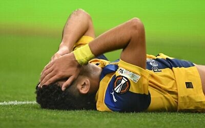 Le défenseur israélien du Maccabi Tel Aviv, Roy Revivo, se blesse lors du match de football de la phase de groupes de l'UEFA Europa League entre Aston Villa et le Maccabi Tel Aviv à Villa Park, à Birmingham, le 6 novembre 2025. (Crédit : Oli Scarff / AFP)