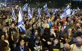 Des manifestants anti-gouvernement réclamant la création d'une commission d'enquête nationale lors d'un rassemblement, à Tel Aviv, le 8 novembre 2025. (Crédit : Jack Guez/AFP)