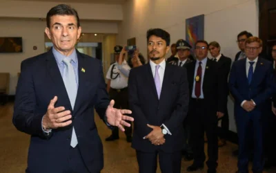 Le président bolivien Rodrigo Paz (à gauche) s'exprimant aux côtés du ministre des Affaires étrangères Fernando Aramayo Carrasco et du ministre fédéral allemand des Affaires étrangères Johann Wadephul (à droite), à Santa Cruz, en Bolivie, le 10 novembre 2025. (Crédit : Rodrigo Urzagasti/AFP)