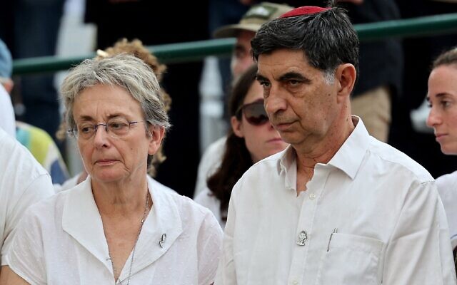 Leah Goldin (à gauche) et Simcha Goldin, les parents du lieutenant Hadar Goldin, tué en 2014 à Gaza, assistent à ses funérailles dans un cimetière militaire à Kfar Saba, le 11 novembre 2025. (Crédit : Abir SULTAN / POOL / AFP) Leah Goldin (à gauche) et Simcha Goldin, les parents du lieutenant Hadar Goldin, tué en 2014 à Gaza, assistent à ses funérailles dans un cimetière militaire à Kfar Saba, le 11 novembre 2025. (Crédit : Abir SULTAN / POOL / AFP)