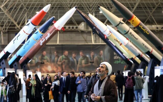 Des Iraniens visitant une exposition présentant les avancées réalisées dans le domaine des missiles et des drones, à Téhéran, le 12 novembre 2025. (Crédit : Atta Kenare/AFP) Des Iraniens visitant une exposition présentant les avancées réalisées dans le domaine des missiles et des drones, à Téhéran, le 12 novembre 2025. (Crédit : Atta Kenare/AFP)