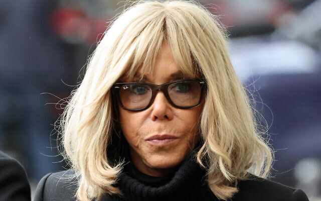 Brigitte Macron, épouse du président français, arrive devant le bar « La Belle Équipe » à Paris le 13 novembre 2025, en marge des commémorations du dixième anniversaire des attentats terroristes du 13 novembre 2015 qui ont coûté la vie à 130 civils. (Crédit : Ludovic MARIN / POOL / AFP)