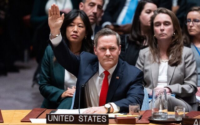 L'ambassadeur américain auprès des Nations unies, Mike Waltz, levant la main pour voter en faveur d'un projet de résolution visant à autoriser la mise en place d'une Force internationale de stabilisation à Gaza, au siège des Nations unies, à New York, le 17 novembre 2025. (Crédit : Adam Gray/Getty Images/AFP)