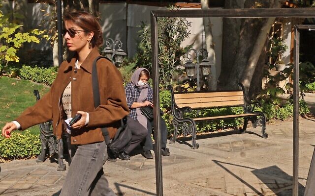 Une femme non voilée marche devant le Musée du cinéma à Téhéran, le 17 novembre 2025. (Crédit : Atta KENARE / AFP) Une femme non voilée marche devant le Musée du cinéma à Téhéran, le 17 novembre 2025. (Crédit : Atta KENARE / AFP)