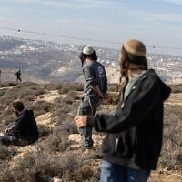 Les forces de sécurité israéliennes affrontent les « jeunes des collines » alors qu'elles évacuent et détruisent un avant-poste illégal érigé près de l'implantation de Metzad, à l'est de la ville palestinienne de SaIr, dans le sud de la Cisjordanie, le 17 novembre 2025. Illustration. (Crédit : Menahem Kahana/AFP)