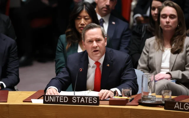 L'ambassadeur américain auprès des Nations unies, Mike Waltz, s'exprimant lors d'une réunion du Conseil de sécurité de l'ONU pour voter une résolution américaine sur le plan de paix pour Gaza, au siège de l'ONU à New York, le 17 novembre 2025. Le Conseil de sécurité de l'ONU a voté en faveur d'une résolution américaine soutenant le plan de paix pour Gaza du président américain Donald Trump, qui prévoit le déploiement d'une force internationale et la création d'un futur État palestinien. (Crédit :  Angela Weiss/AFP)
