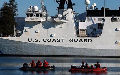 Illustration : Un navire de la garde côtière américaine amarré à Coast Guard Island Alameda, à Alameda, en Californie, le 21 novembre 2025. (Crédit : Justin Sullivan/Getty Images/AFP)