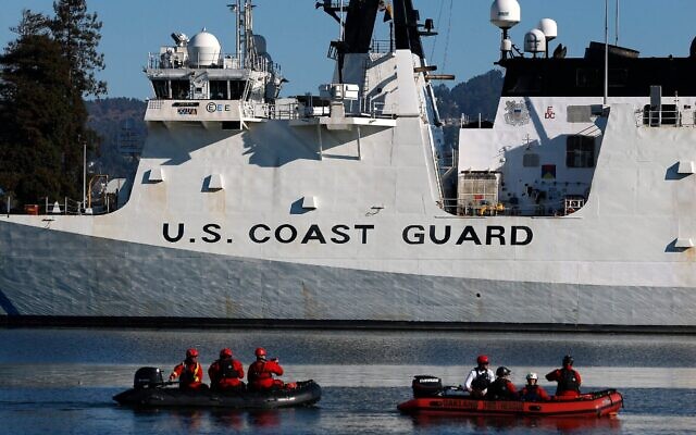 Illustration : Un navire de la garde côtière américaine amarré à Coast Guard Island Alameda, à Alameda, en Californie, le 21 novembre 2025. (Crédit : Justin Sullivan/Getty Images/AFP)