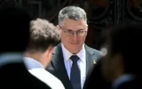 Le ministre des Affaires étrangères, Gideon Saar, après une réunion avec le ministre argentin des Affaires étrangères, Pablo Quirno (hors cadre), devant le palais San Martin à Buenos Aires, le 25 novembre 2025. (JUAN MABROMATA / AFP)
