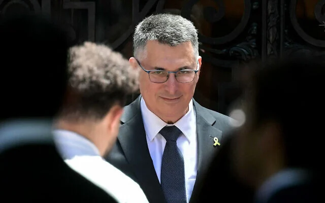 Le ministre des Affaires étrangères, Gideon Saar, après une réunion avec le ministre argentin des Affaires étrangères, Pablo Quirno (hors cadre), devant le palais San Martin à Buenos Aires, le 25 novembre 2025. (JUAN MABROMATA / AFP) Le ministre des Affaires étrangères, Gideon Saar, après une réunion avec le ministre argentin des Affaires étrangères, Pablo Quirno (hors cadre), devant le palais San Martin à Buenos Aires, le 25 novembre 2025. (JUAN MABROMATA / AFP)
