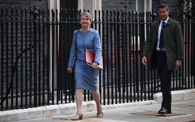 La ministre britannique des Affaires étrangères, Yvette Cooper (à gauche), arrive pour assister à une réunion du cabinet au 10 Downing Street, dans le centre de Londres, le 26 novembre 2025. (Crédit : Henry NICHOLLS / AFP)