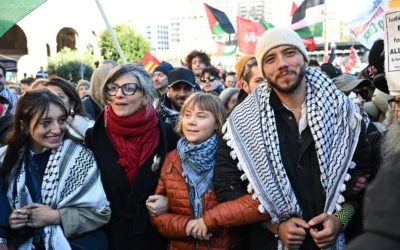 La rapporteuse spéciale des Nations unies sur les Territoires palestiniens, Francesca Albanese (2e à gauche), l'activiste suédoise de la Flottille mondiale de Soumoud, Greta Thunberg (au centre) et l'activiste brésilien Thiago Avila (à droite) lors d'une manifestation anti-Israël dans le cadre d'un mouvement de grève national, à Gênes, le 28 novembre 2025 (Crédit : Piero Cruciatti/AFP)