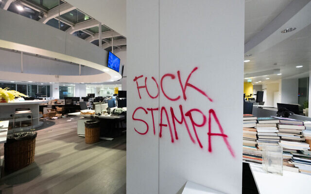 Vue intérieure des locaux turinois du quotidien La Stampa, où une centaine de manifestants ont investi le bâtiment un jour où il était vide, les journalistes ayant rejoint la grève lancée par le syndicat pour le renouvellement de leurs contrats, à Turin, le 28 novembre 2025. (Photo : MAURIZIO BOSIO / AFP) Vue intérieure des locaux turinois du quotidien La Stampa, où une centaine de manifestants ont investi le bâtiment un jour où il était vide, les journalistes ayant rejoint la grève lancée par le syndicat pour le renouvellement de leurs contrats, à Turin, le 28 novembre 2025. (Photo : MAURIZIO BOSIO / AFP)