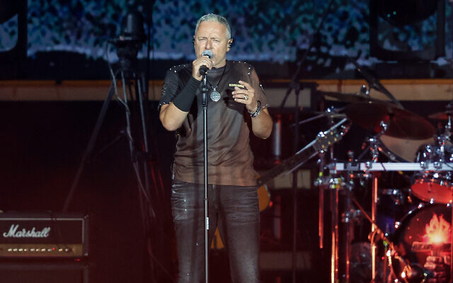 Le chanteur nationaliste croate Marko Perkovic Thompson, connu pour ses sympathies envers le régime nazi allié de son pays pendant la Seconde Guerre mondiale, en concert à Zagreb le 5 juillet 2025.('Crédit :  DAMIR SENCAR / AFP)
