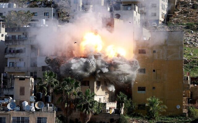 De la fumée s'élevant alors que les soldats israéliens démolissent la maison d'Abed al-Karim Snober, accusé d'avoir planifié des attentats à la bombe contre des bus dans le centre d'Israël, dans la ville de Naplouse, en Cisjordanie, le 2 décembre 2025. (Crédit : Jaafar Ashtiyeh/AFP)