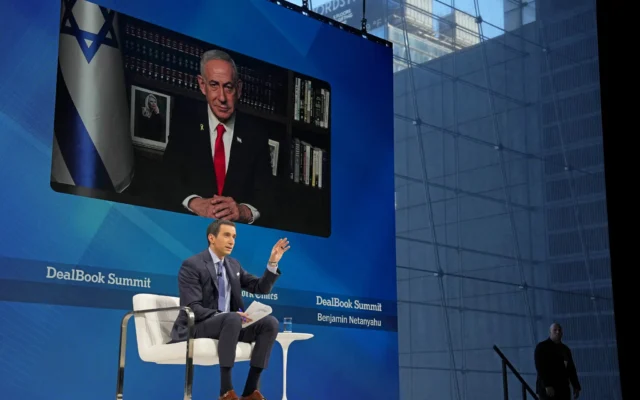 Andrew Ross Sorkin interviewe à distance le Premier ministre Benjamin Netanyahu sur scène lors du New York Times DealBook Summit 2025 au Jazz at Lincoln Center, le 3 décembre 2025 à New York. (Crédit : David Dee Delgado / Getty Images via AFP) Andrew Ross Sorkin interviewe à distance le Premier ministre Benjamin Netanyahu sur scène lors du New York Times DealBook Summit 2025 au Jazz at Lincoln Center, le 3 décembre 2025 à New York. (Crédit : David Dee Delgado / Getty Images via AFP)